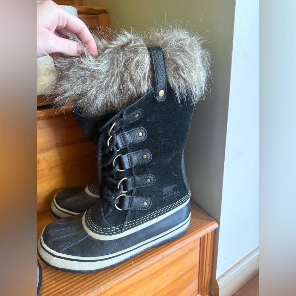 Sorel Black and Tan Fur-Trimmed Boots